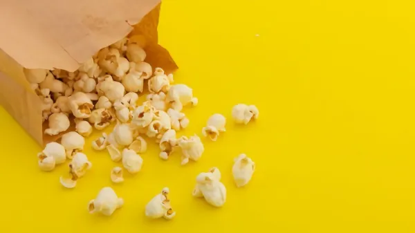 verschuettetes popcorn aus der papiertüte