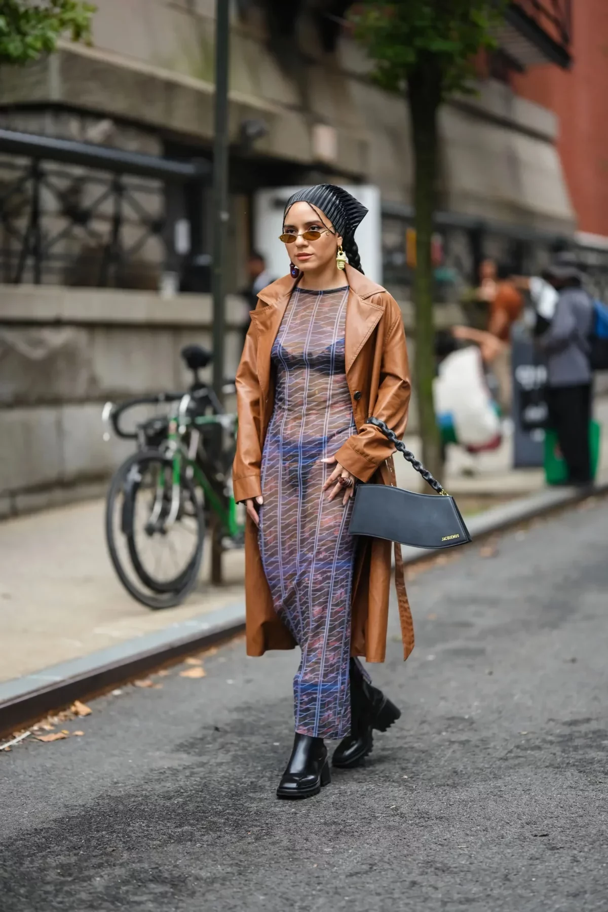 was ist der beliebteste style 2023 modetrends 2023 damen frau auf der strasse in durchsichtigem kleid ledermantel