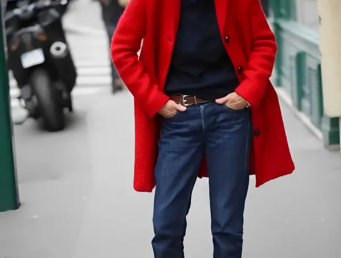 was traegt die moderne frau ab 50 hosentrends 2023 damen ab 50 frau mit baggy jeans und oversized blazer in rot