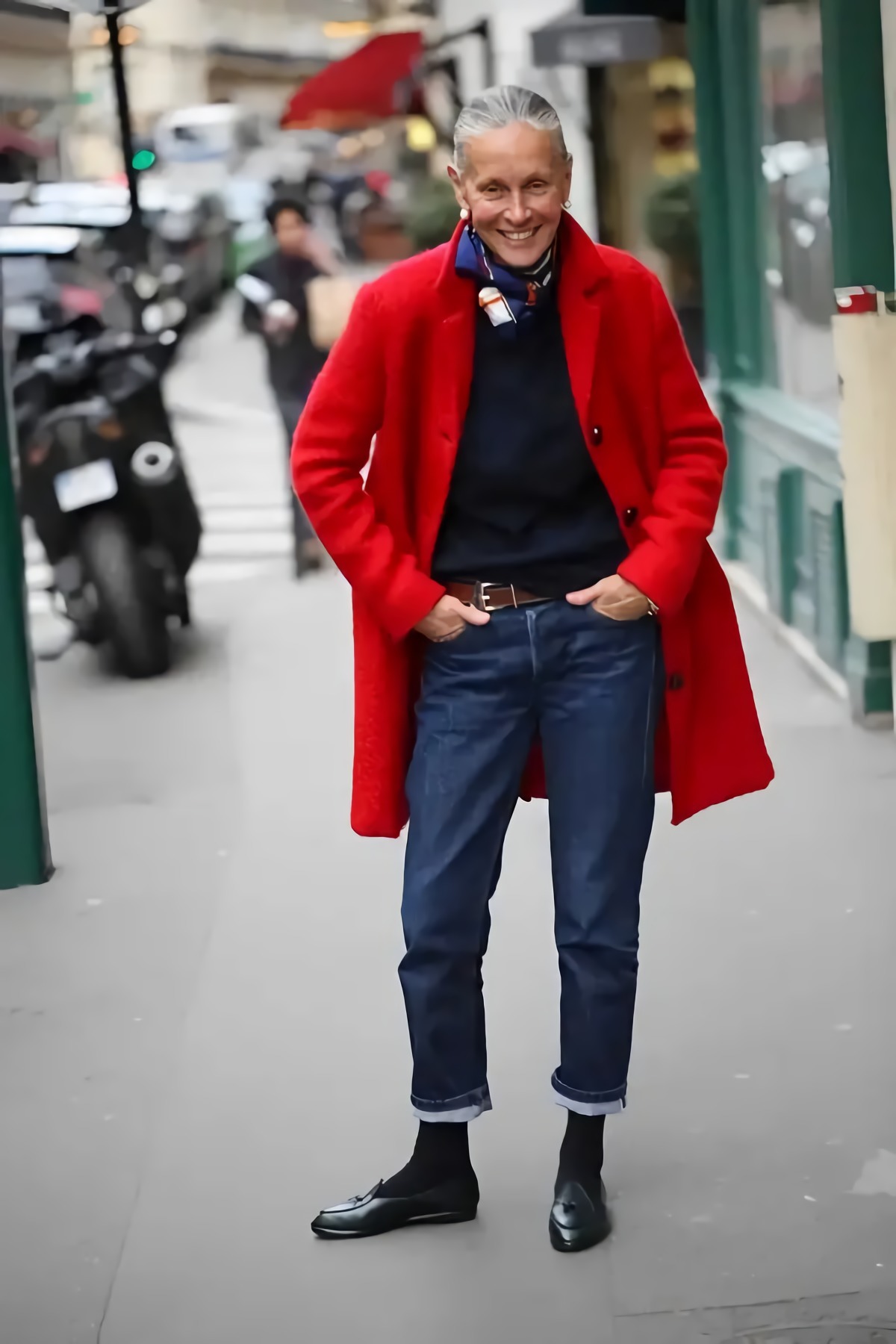 was traegt die moderne frau ab 50 hosentrends 2023 damen ab 50 frau mit baggy jeans und oversized blazer in rot