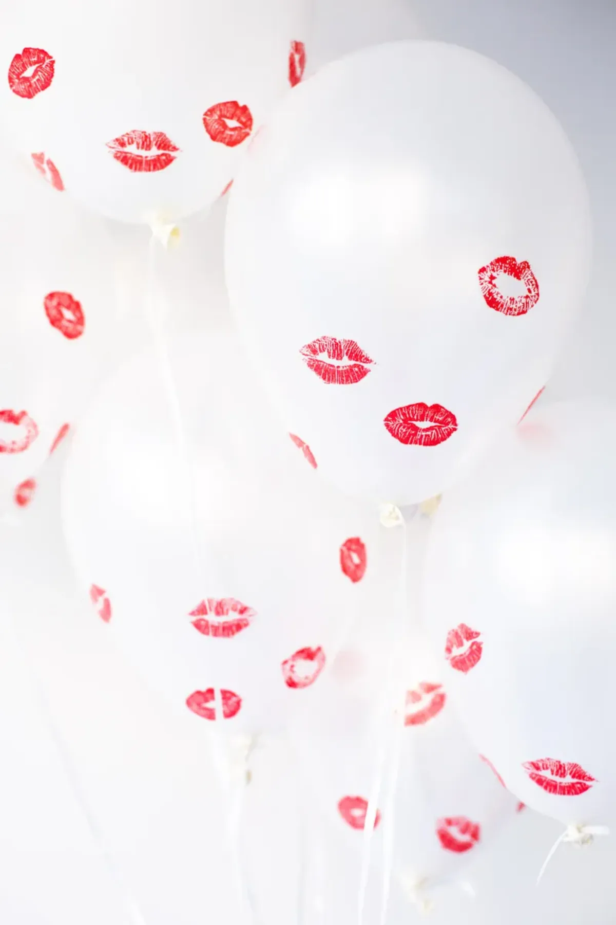 weiße luftballons mit roten küssen lippenstift