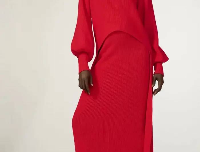welche farbe winter 2023 modetrends 2023 damen frau in oversized bodenlang rock mit pullover inluscious red