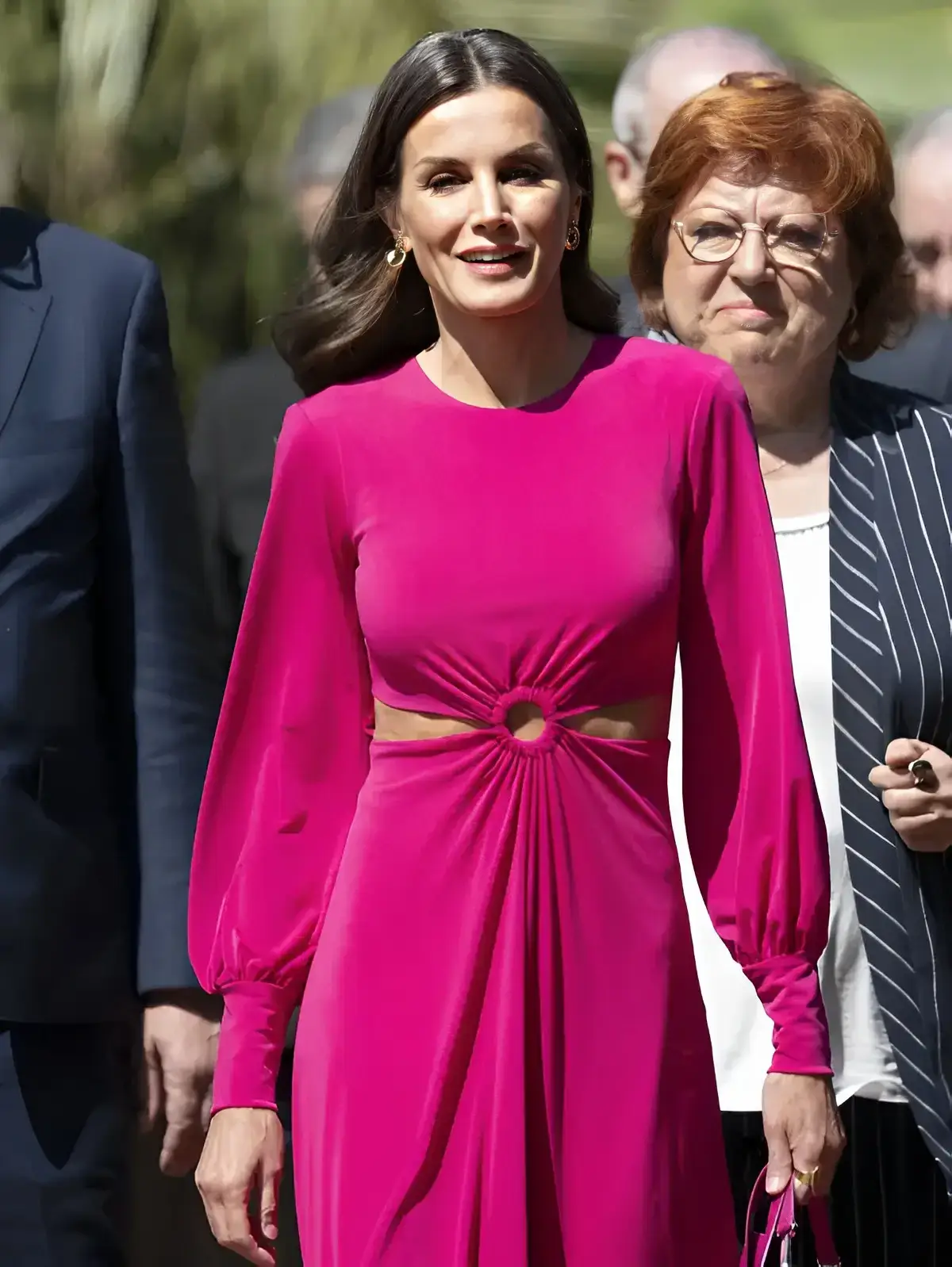 welche farben sind 2023 modern modetrends 2023 damen ab 50 koenigin letizia in langem kleid fuchsia farbe mit ausschnitt am bauch