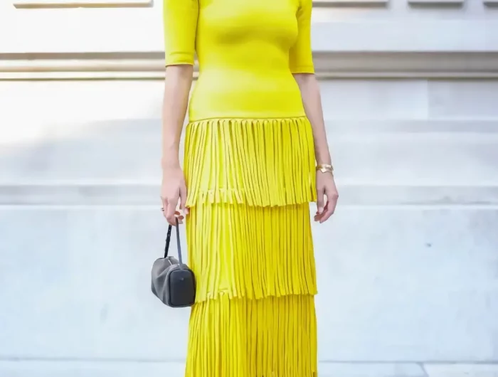 welche kleider 2023 modetrends 2023 damen frau in langem gelben kleid mit fransen