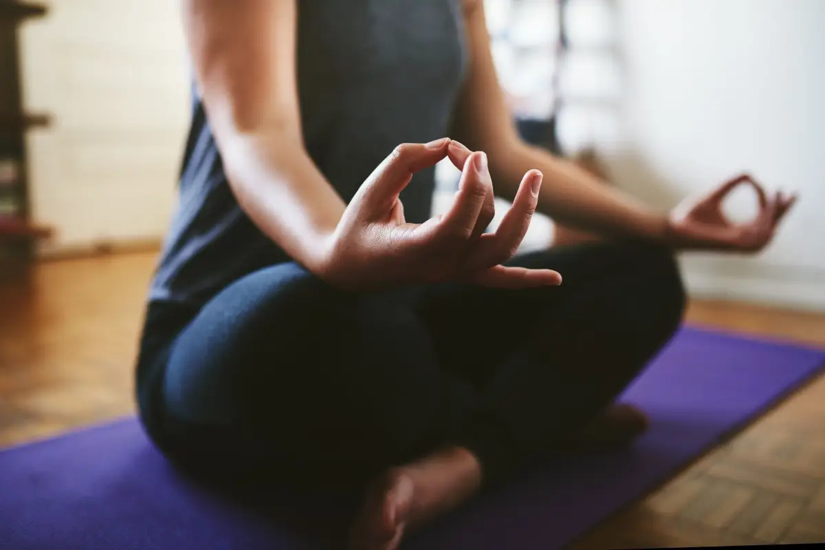 wie drei simple tricks das leben verlaengern besser laenger leben frau auf yoga matte meditiert