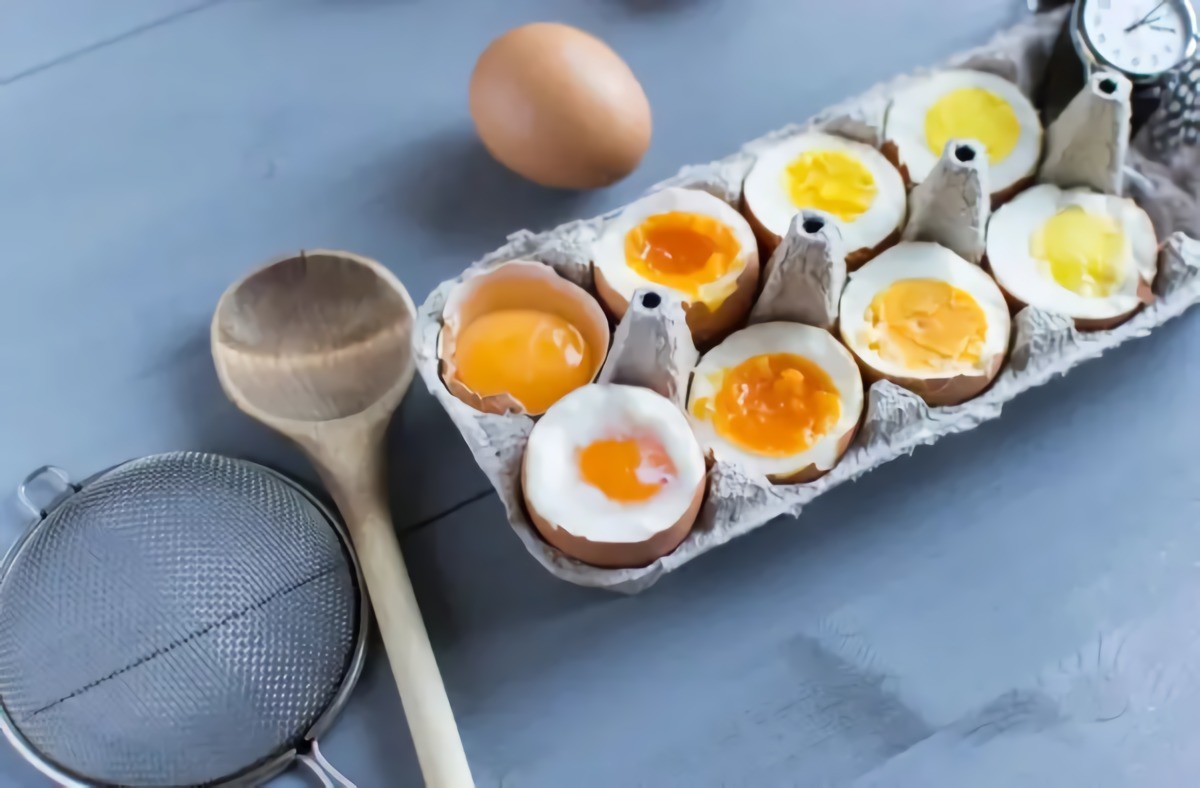 wie lange kann man ein ei im kuehlschrank aufbewahren eier geschnittene gekochte eier im karton auf einem tisch