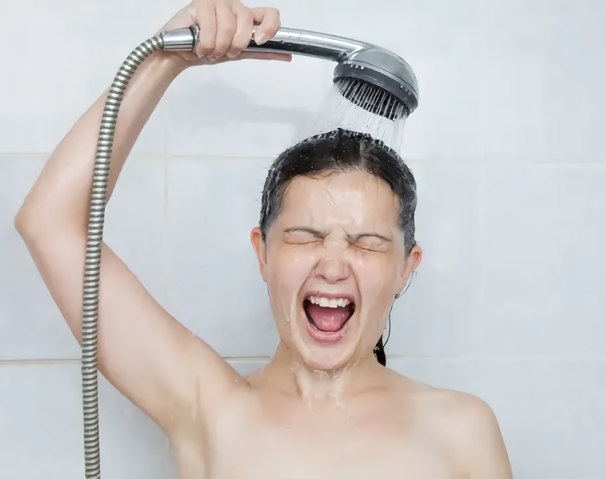 wie lange sollte eine morgenroutine sein gesunde morgenroutiune zum abnehmen frau unter der dusche haelt den duschkopf schreit