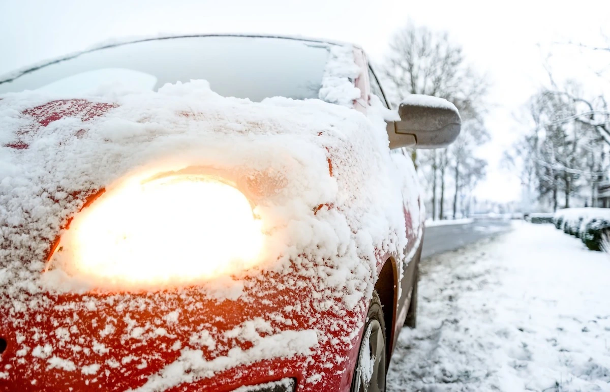 Wie man das Auto richtig von Eis und Schnee befreit