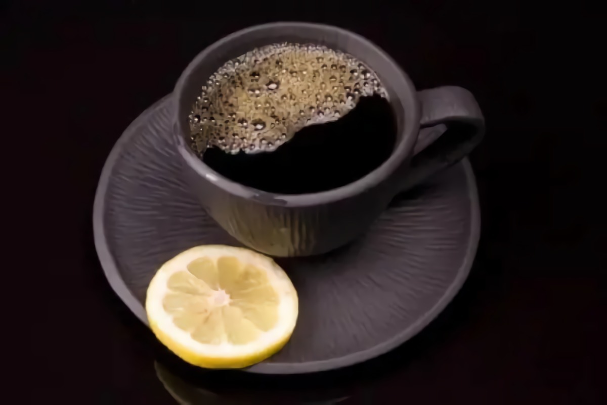 wie schmilzt bauchfett am schnellsten abnehmen ueber 40 gesunde morgenroutine zum abnehmen schwarze tasse mit teller schwarzer kaffee eine scheibe zitronen