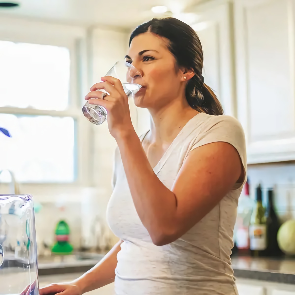 wie wichtig ist eine morgenroutine gesunde morgenrouutine zum abnehmen frau in weissem tshirt trinkt glas wasser