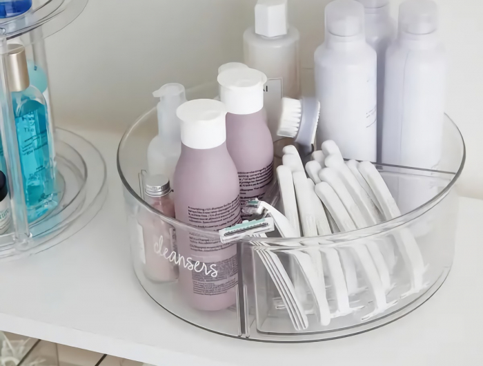 wie wirkt sich unordnung auf die psyche aus badezimmer aufraeumen runder container transparent mit lila flaschen