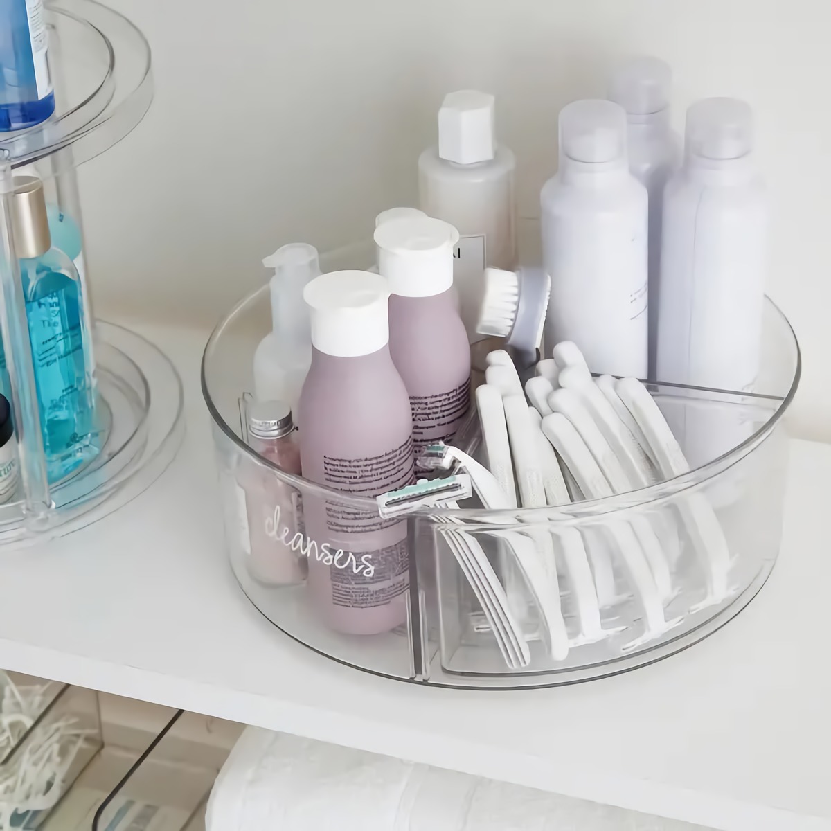 wie wirkt sich unordnung auf die psyche aus badezimmer aufraeumen runder container transparent mit lila flaschen