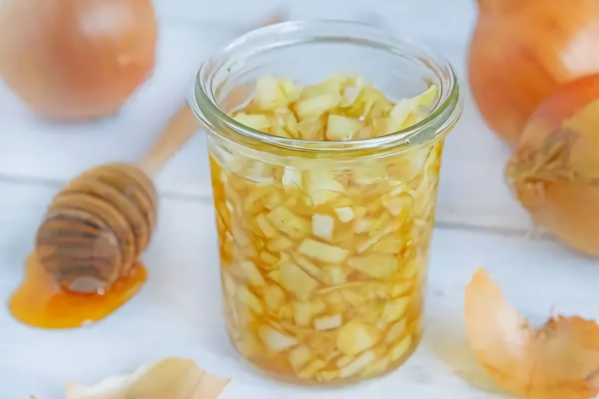 zwiebelsaft wirkung wie schnell wirkt zwiebelsagt bei husten glas mit zwiebel geschnitten und honig