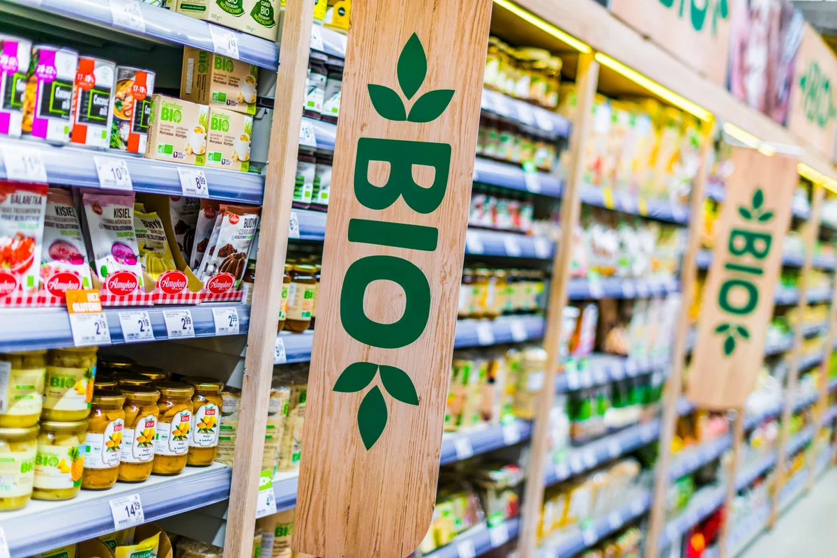 bioabteilung im supermarkt für gesundes einkaufen