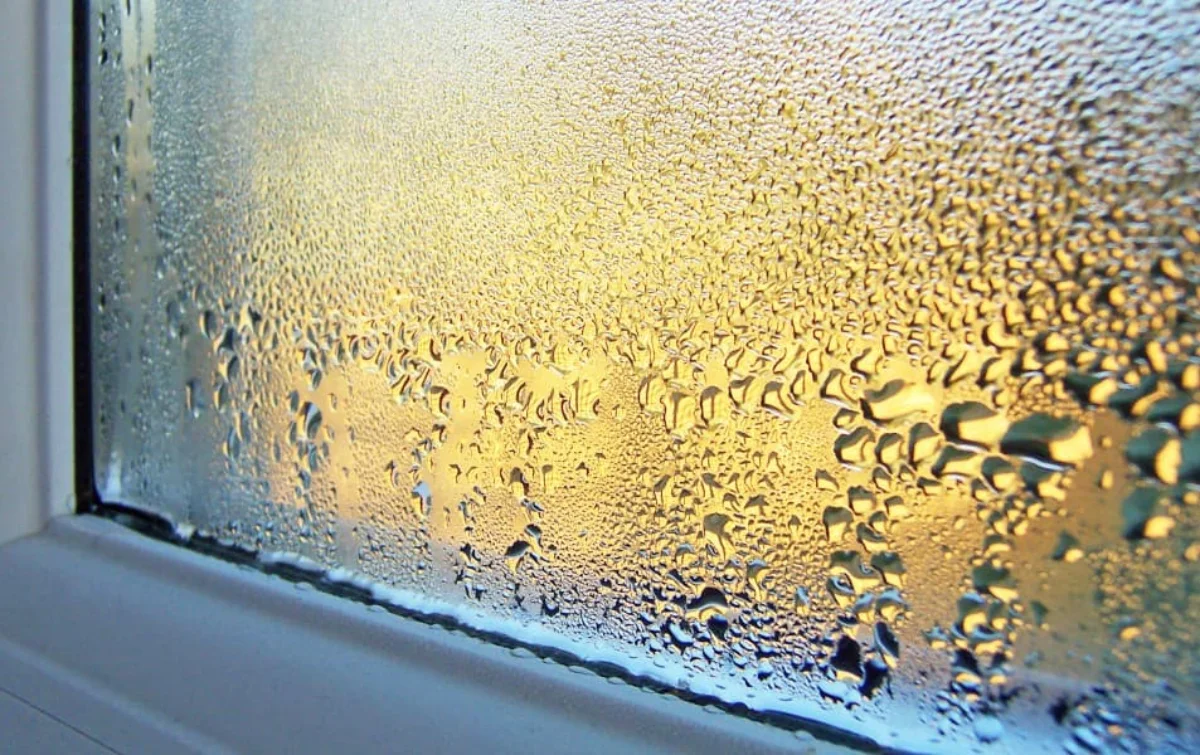 kondenswasser mit wassertropfen am fenster