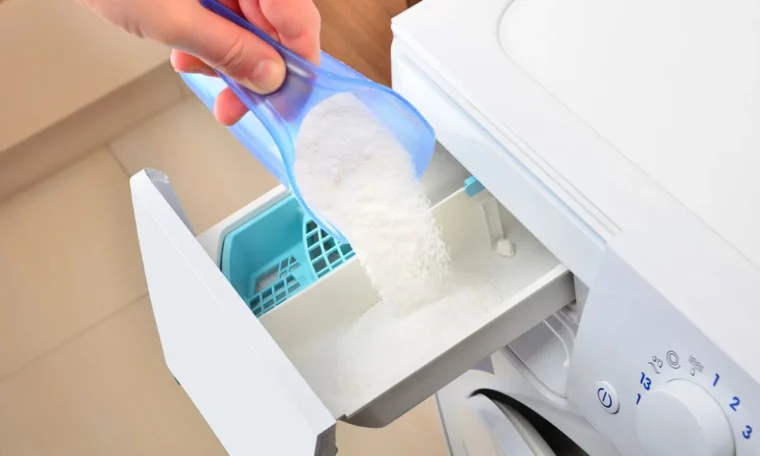 waschpulver fuer weisse kleidung in eine weisse waschmaschine geben