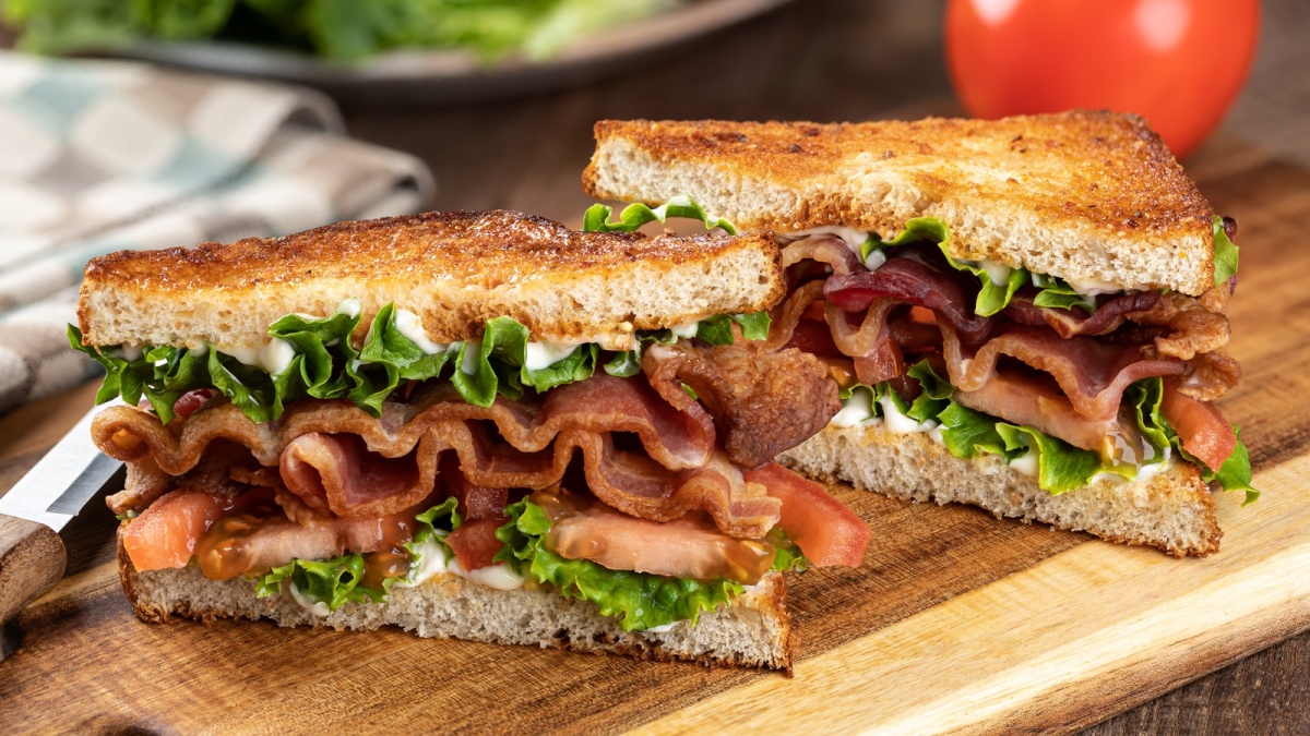 blt,sandwich,made,with,bacon,,lettuce,and,tomato,on,toasted