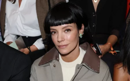 blunt bob kurz flipped ends pony lily allen