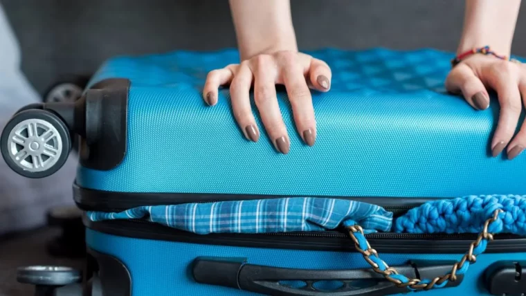 cleveres packen blauer koffer reise hacks urlaub