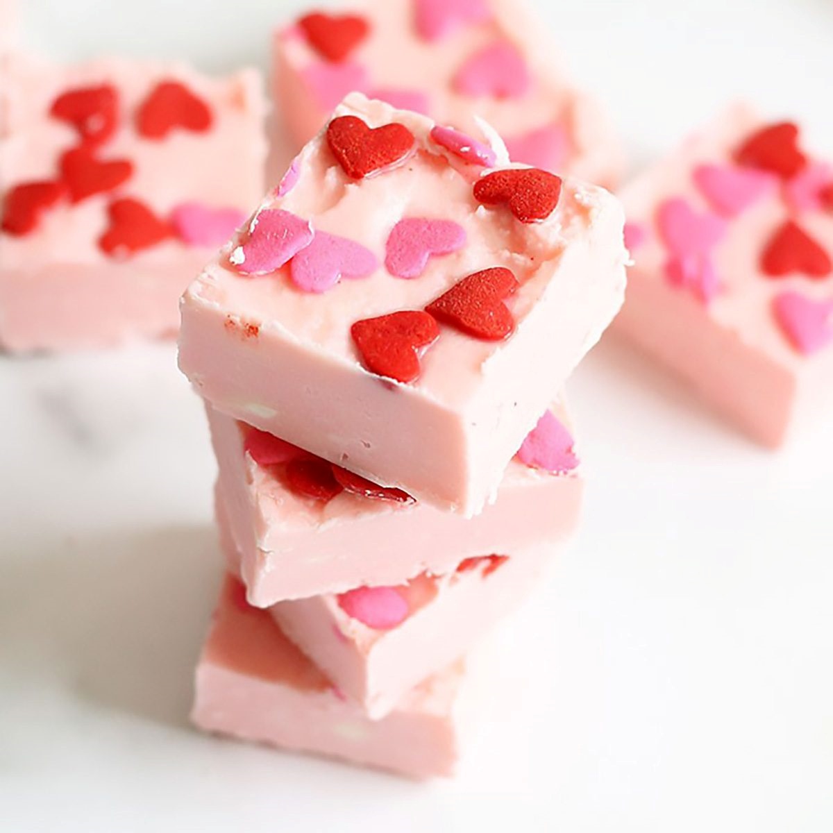 desserts zum valentinstag erdbeeren fudge mit kleinen herzen