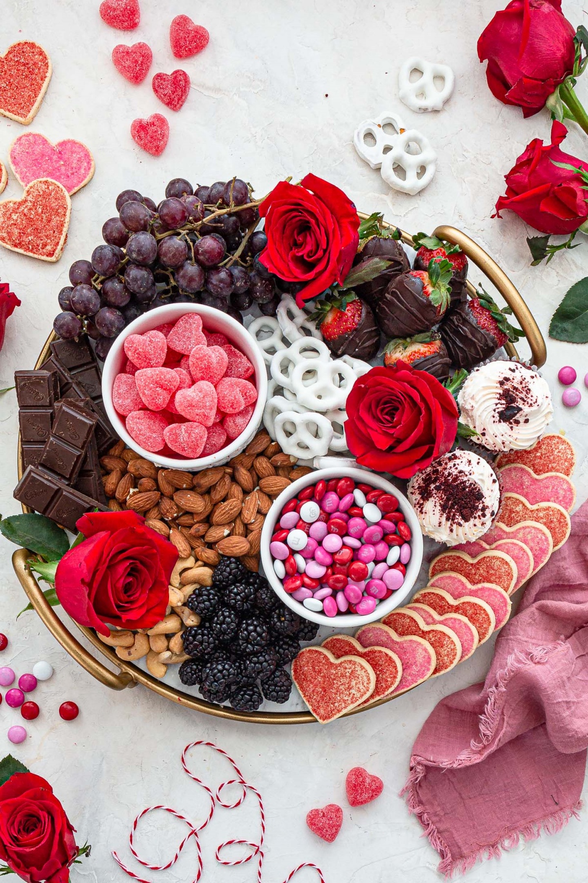 desserts zum valentinstag teller süßigkeiten herzen rosen