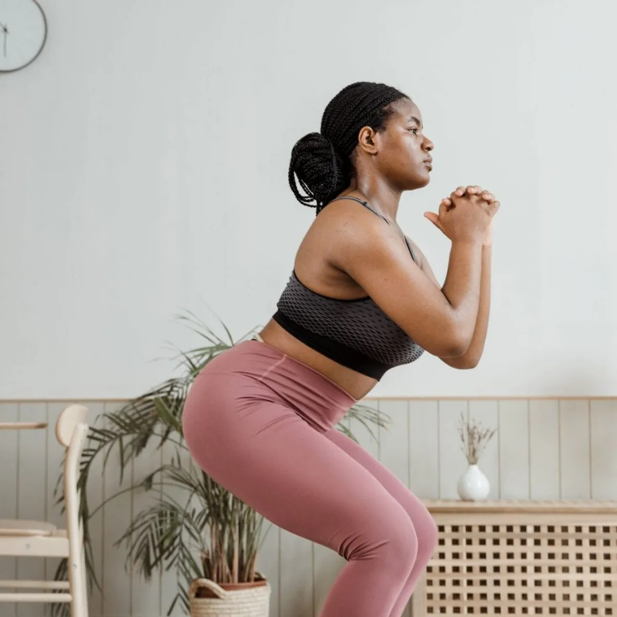 einfache übungen fürs büro squats frau rosafarbene leggings schwarzes top
