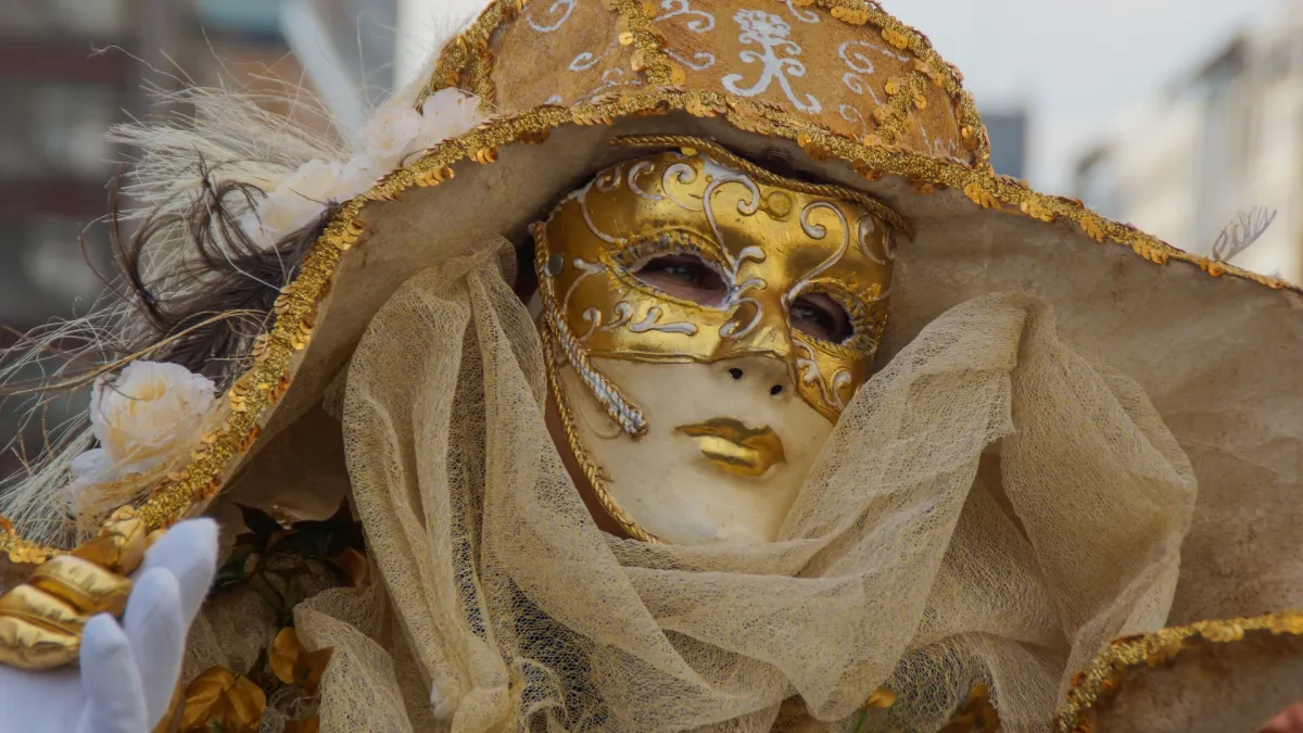 fasching kostüme goldene maske lippenstift venedig inspiration