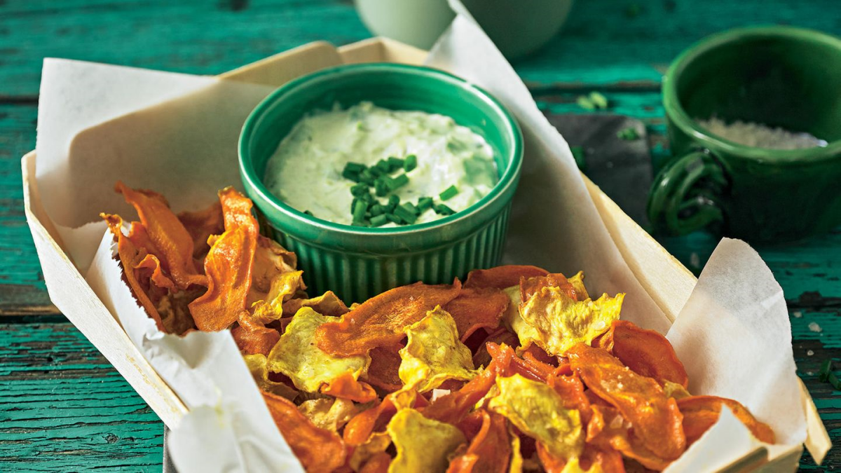 fernsehabend snacks ist essen vor fernsehen gesund moehren sellerie chips mit quark dip