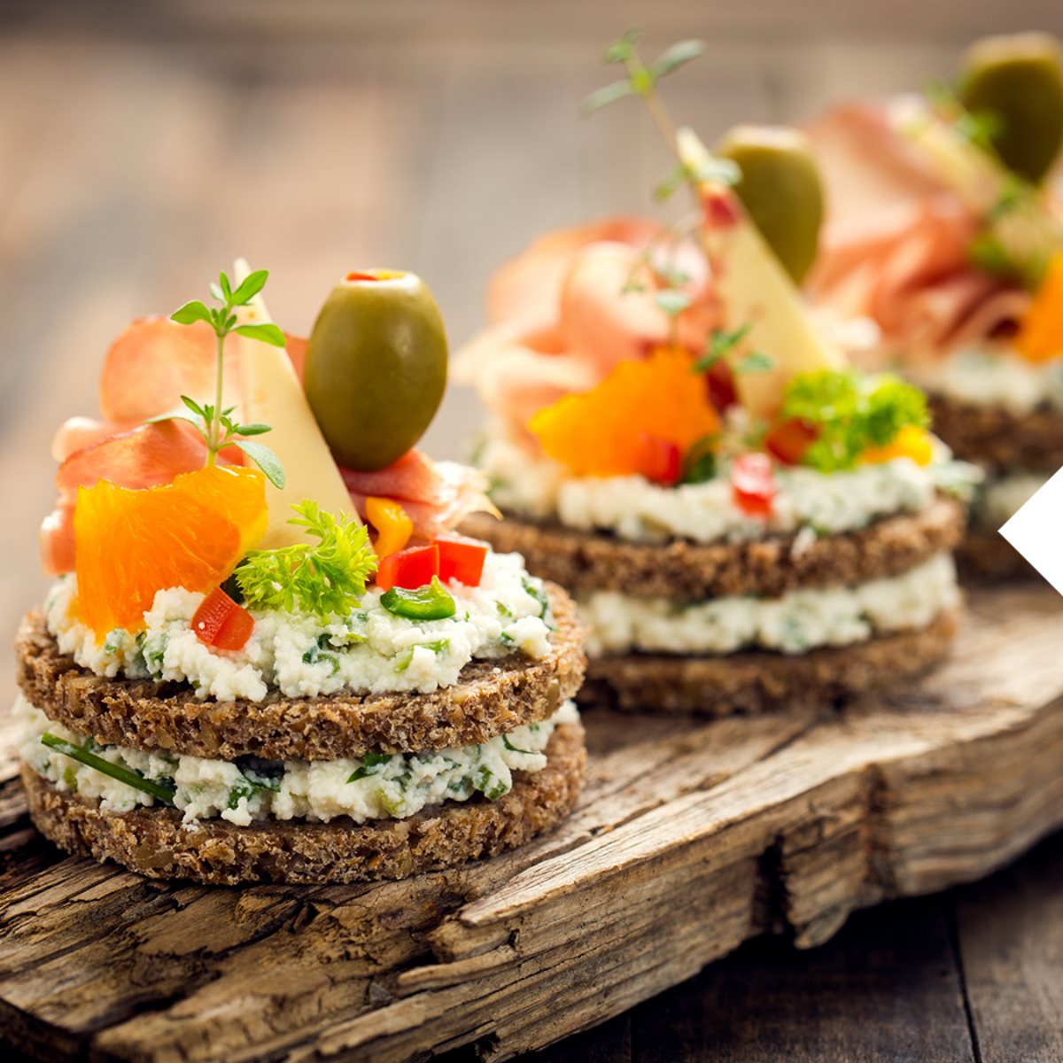 fingerfood ideen schnell was zum fernsehen essen gesunde snacks fuer filmabend sandwich mit crackers und heerbst sahne oliven deko