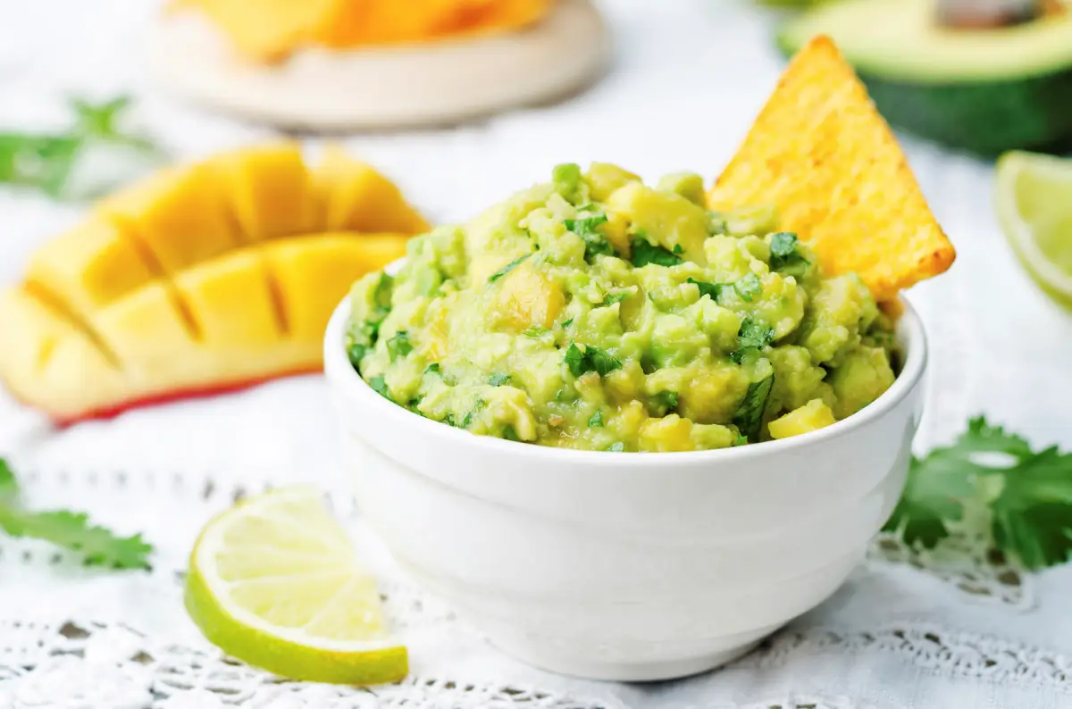 fingerfood schnell fuer fernsehabend gesunde snacks fernsehabend avocado guacamole und nachos