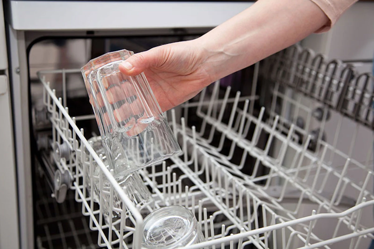 Почему после посудомойки на посуде налет. Посуда в посудомойке. Посудомоечная машина стеклянная. Бокалы в посудомоечной машине. Стакан для посудомоечной машины.