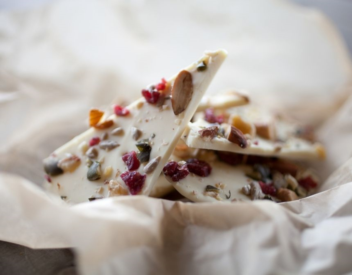 gesunde snacks abends vegan weisse schokolade mit nuessen und trockenen beeren