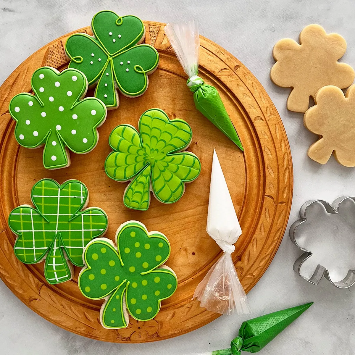 irisches gebäck mit grüner glasur kleeblatt kekse