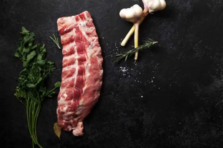 kann man aufgetautes fleisch wieder einfrieren frisches fleisch einfrieren schweinefleisch richtig einfrieren grosses stueck rindfleisch mit gewuerzen knoblauch