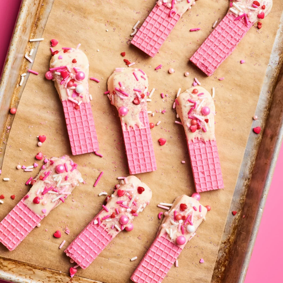 kekse selber backen zum valentinstag rosa waffelkekse mit weisser schokolade