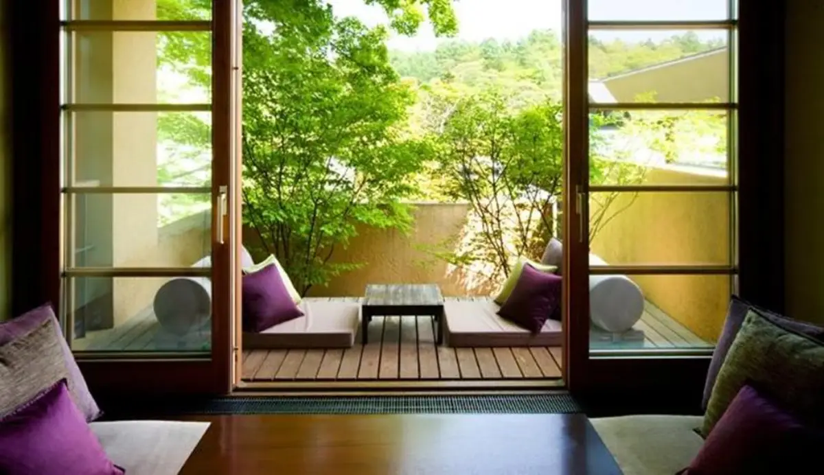 kleine terrasse gemuetlich gestalten kleine terrasse gestalten in asiatischem stil bodenbelag aus holz niedrige sessel und tisch viele gruene pflanzen