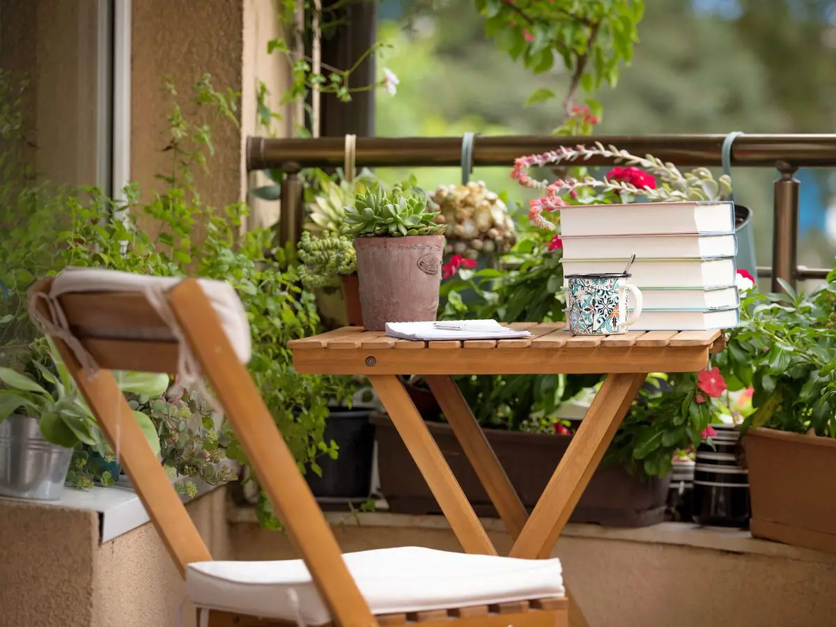 kleine terrasse gestalten modern terrassengestaltung terrassen ideen klein furehling 2023 kleiner klappbarer tisch und stuhl aus holz blumentoepfe und pflanzen