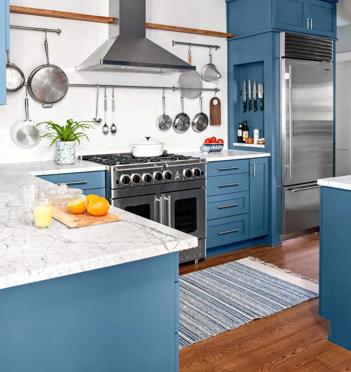 kücheneinrichtung praktisch wandfarbe weiß blaue möbel