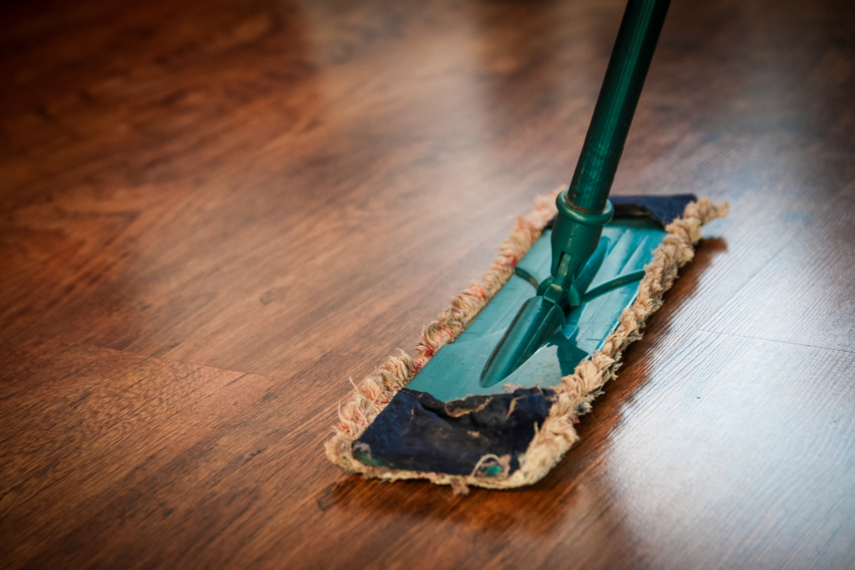 reinigung der wohnung parkett wischen per hand