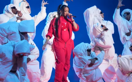 rihanna mit babybauch beim superbowl 2023 auftritt