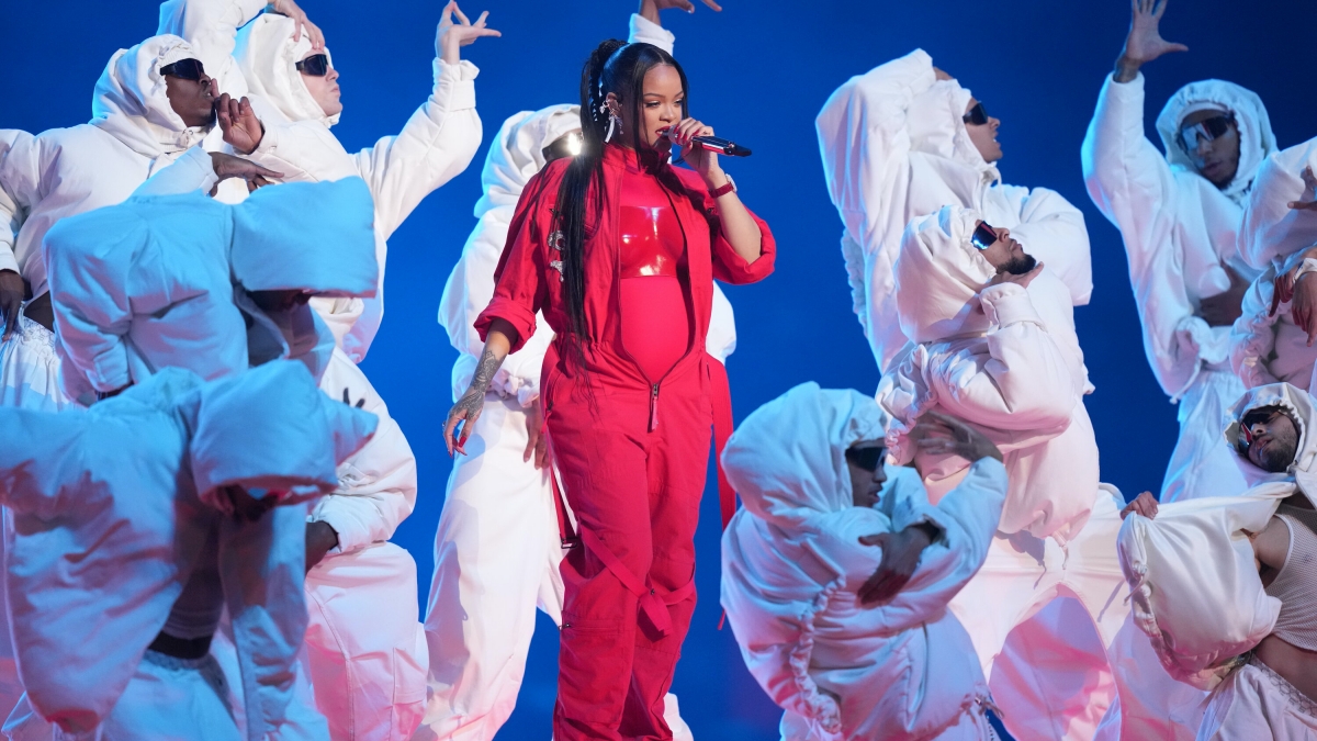 rihanna mit babybauch beim superbowl 2023 auftritt