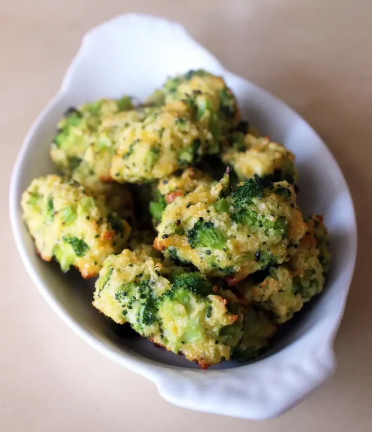 schnelle kalte haeppchen fernsehabends weisse schuessel mit broccoli tater tots
