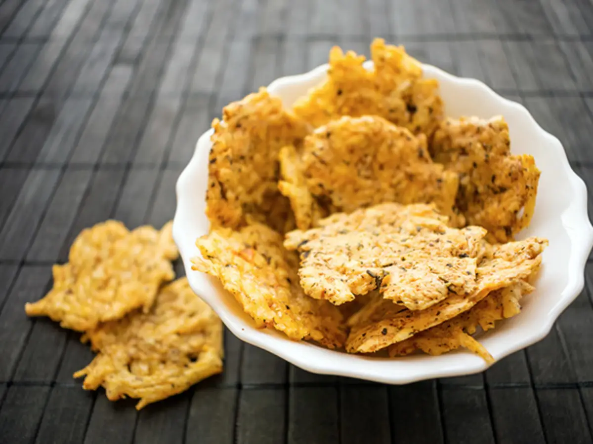 schnelle kalte haeppchen gesunde snacks fuer fernsehabend kaese chips mit gewuerzen