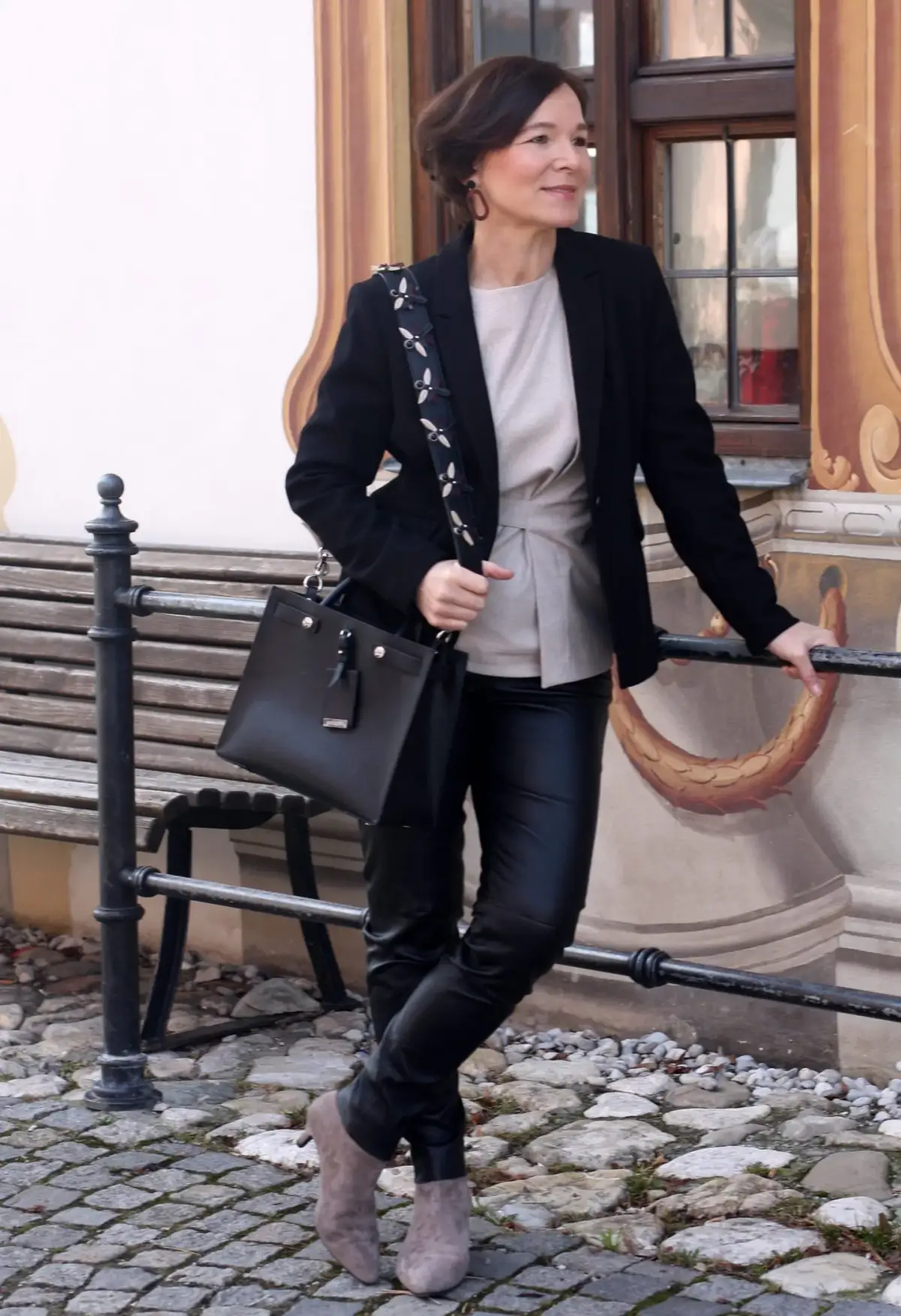 schwarze leggings elegant frau ab 50 mit schwarzen leggings lederoptik hemd beige blazer in schwarz stiefeletten in beige