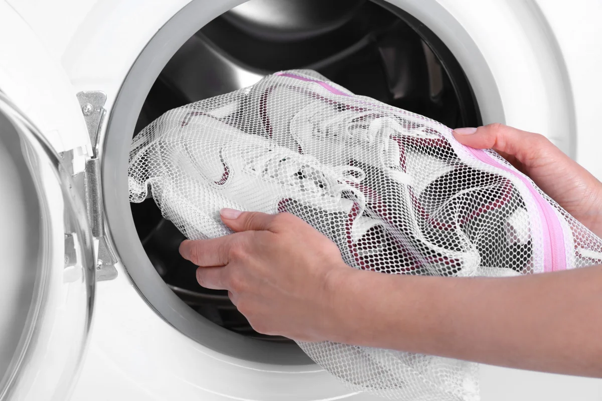 sneakers in waschbeutel in der waschmaschine