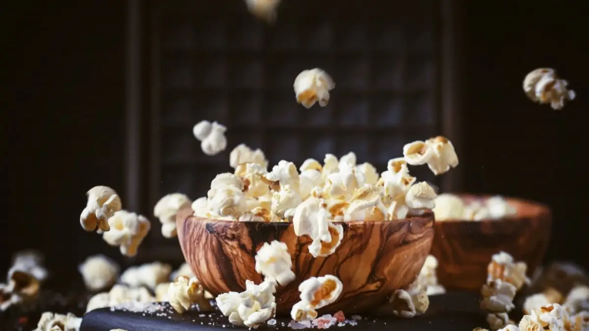sollte man beim fernsehen essen herzhafte snacks schnell und einfach popcorn in holzschuessel fliegt