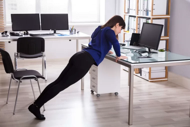 sport treiben im büro einfache übungen für beine und bauch