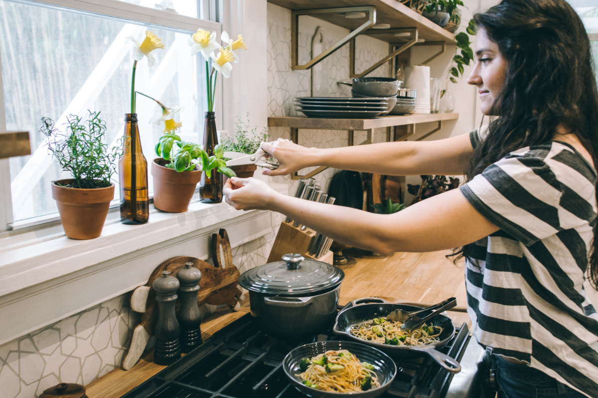 spuelen des geschirrs und kochen zugleich