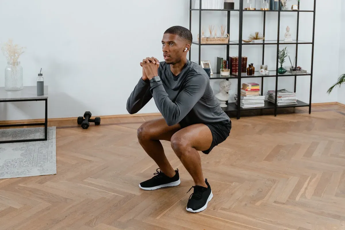 squats einfache übungen für zuhause fit bleiben