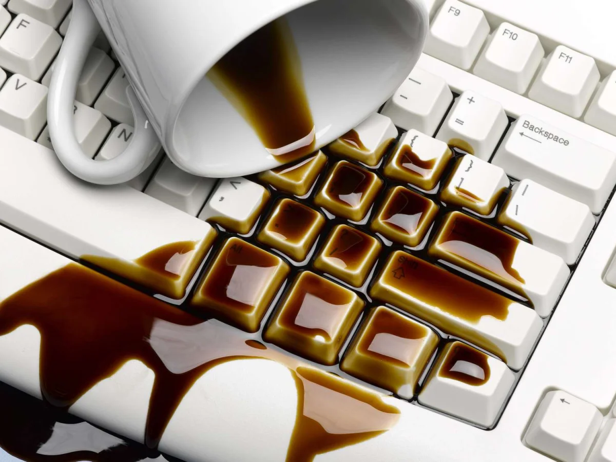 tastatur reinigen kaffee auf computertastatur